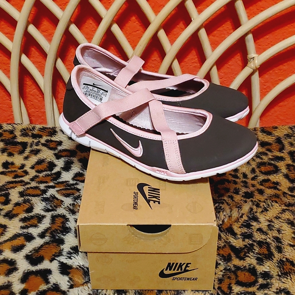 NIKE Mary Jane 3 (GS/PS) Size 2.5Y Dark Cinder/Perfect Pink  Like New, Worn Once